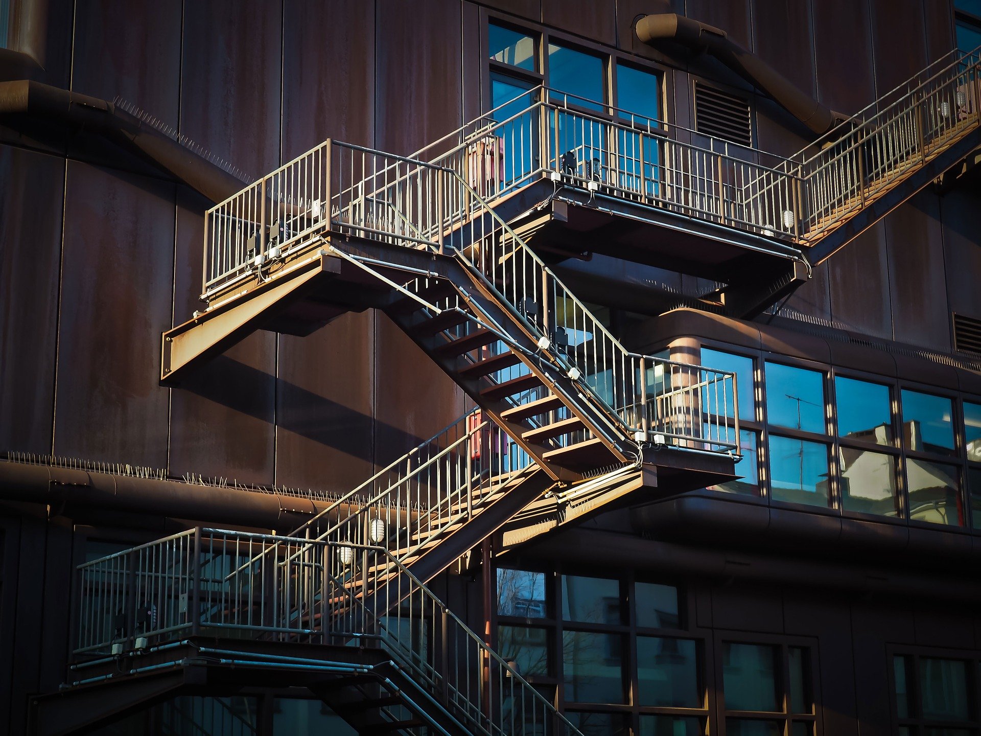 kovové točité schody